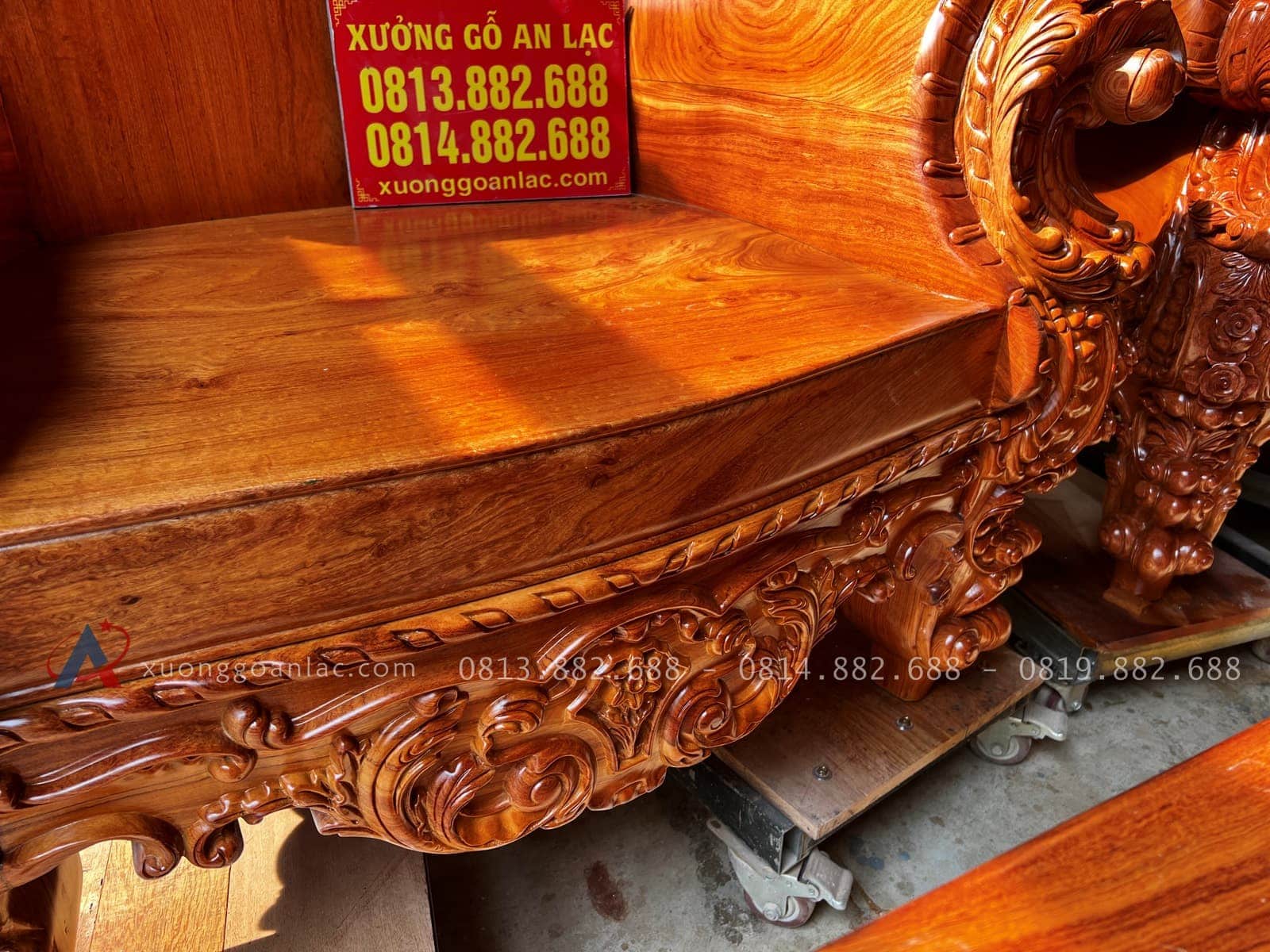 Mẫu bàn ghế hoàng gia nguyên khối 6 món gỗ Hương Đá 53 Yếm ghế đục hoa lá tây