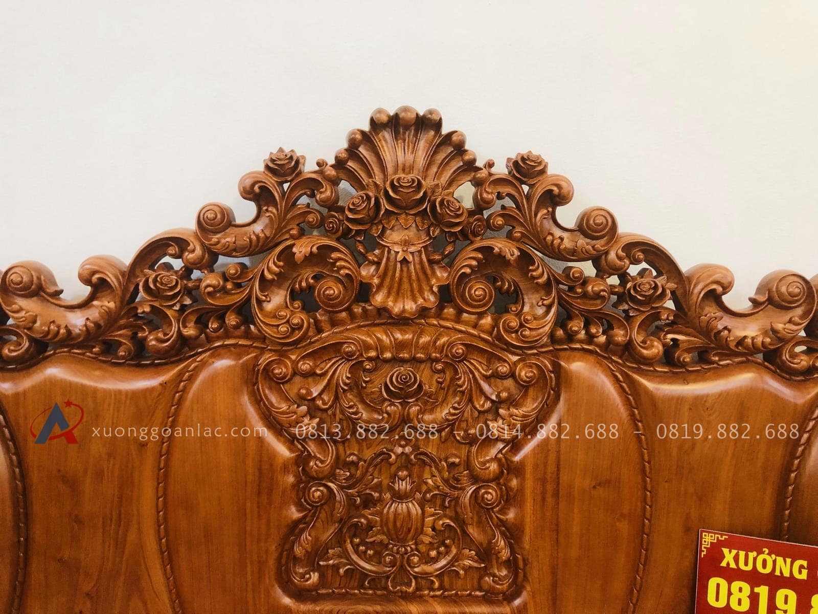 Siêu phẩm bàn ghế hoàng gia nguyên khối gỗ hương đá (Anh Phước, Bình Dương) 27 đỉnh chương và trung tâm vách đục hoa lá tây