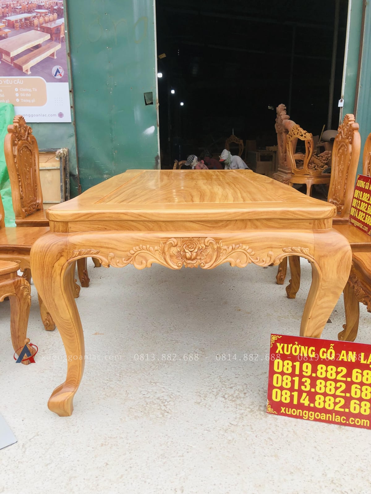 Bộ bàn ghế ăn hoàng gia 6 ghế hồng hạt gỗ gõ đỏ (Chú Lân, Cao Bằng) 22 Yếm quây tạo hình uốn lượn chạm hoa hồng lá tây