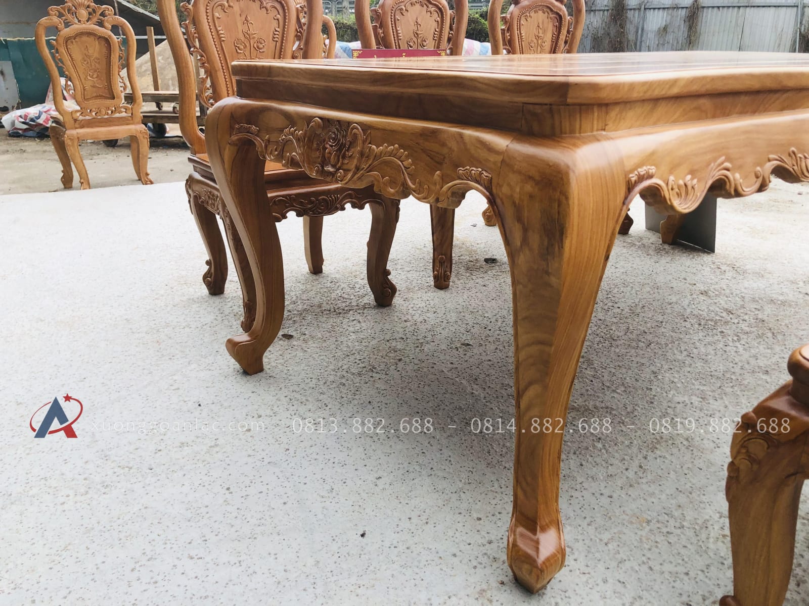 Bộ bàn ghế ăn hoàng gia 6 ghế hồng hạt gỗ gõ đỏ (Chú Lân, Cao Bằng) 23 hệ chân cong cách điệu