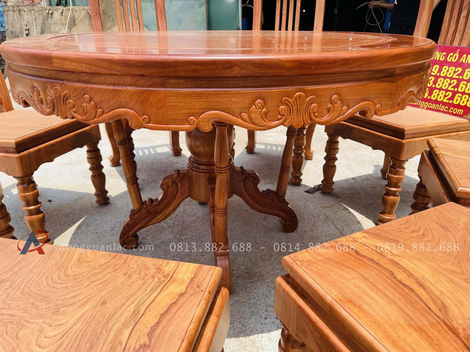 Bộ bàn ăn tròn kết hợp 8 ghế chữ lan gỗ hương đá (Anh Thành, Long Biên - Hà Nội) 23 yếm bàn đục hoa lá tây