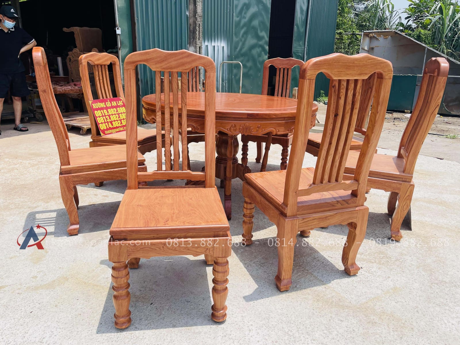 Bộ bàn ăn tròn kết hợp 8 ghế chữ lan gỗ hương đá (Anh Thành, Long Biên - Hà Nội) 24 bộ bàn ăn 8 ghế tiện dụng