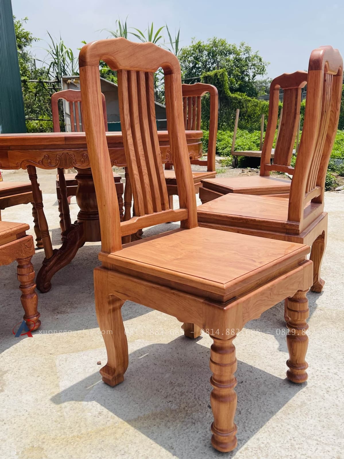 Bộ bàn ăn tròn kết hợp 8 ghế chữ lan gỗ hương đá (Anh Thành, Long Biên - Hà Nội) 25 mẫu ghế lan gỗ hương đá