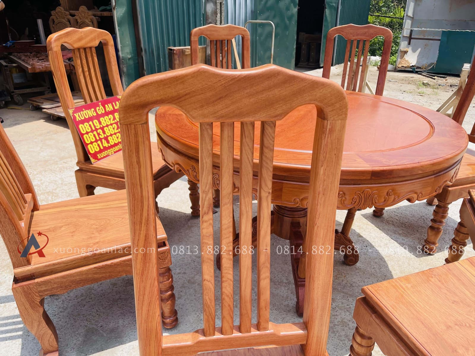 Bộ bàn ăn tròn kết hợp 8 ghế chữ lan gỗ hương đá (Anh Thành, Long Biên - Hà Nội) 26 lưng tựa cao không tay đơn giản
