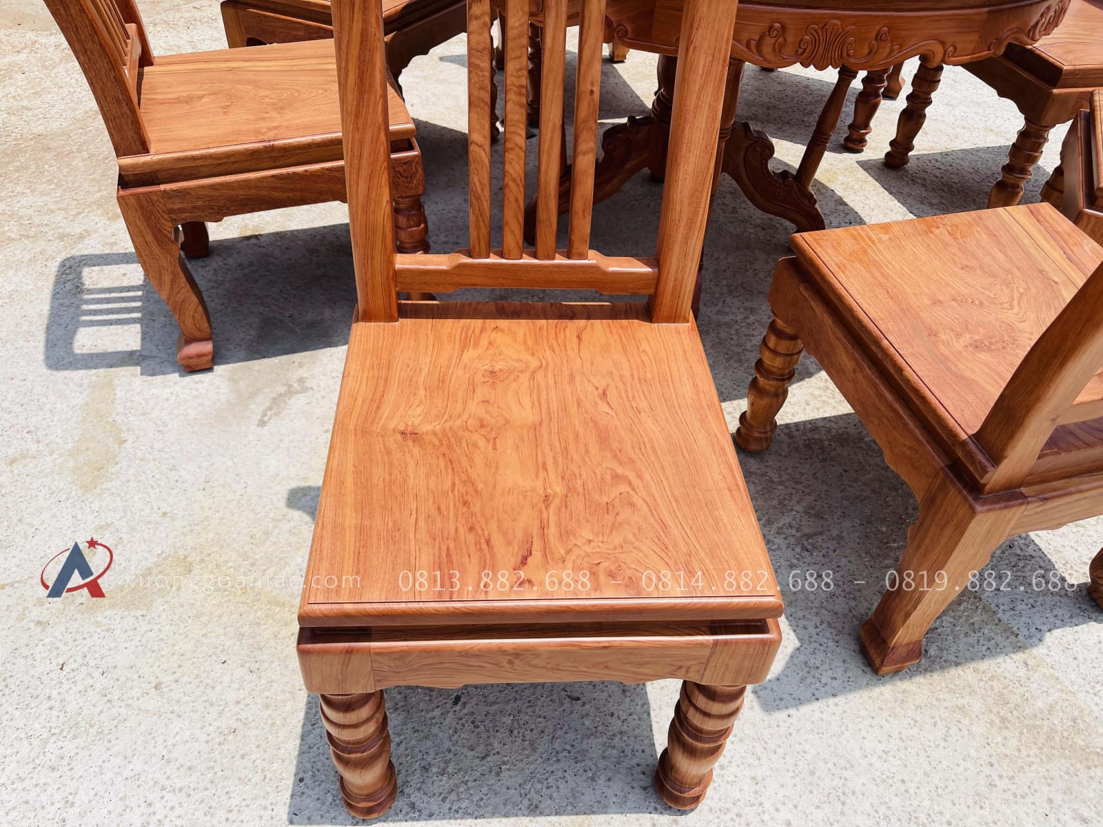 Bộ bàn ăn tròn kết hợp 8 ghế chữ lan gỗ hương đá (Anh Thành, Long Biên - Hà Nội) 27 mặt ghế ngồi liền tấm