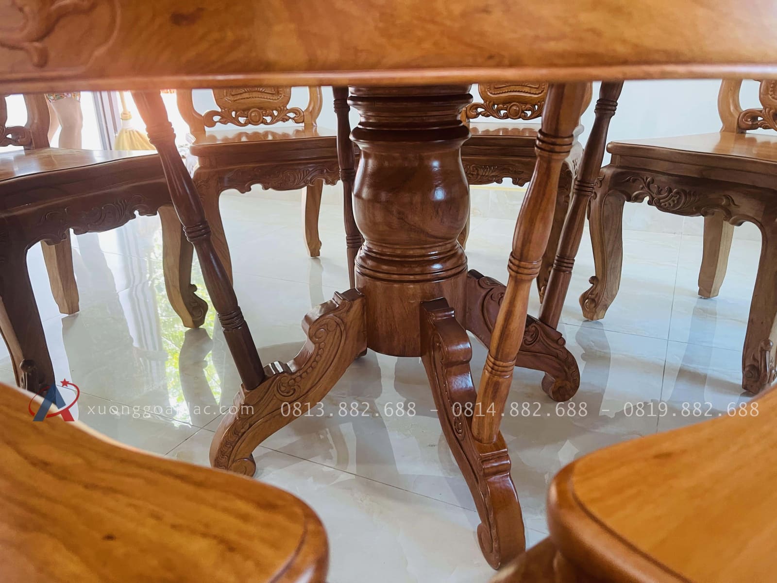 Bàn giao bộ bàn ăn tròn xoay 8 ghế hồng hạt gỗ gõ đỏ ( Anh Cần chị Hoa - Việt Trì, Phú Thọ) 16 hệ chân bàn ăn thiết kế độc đáo