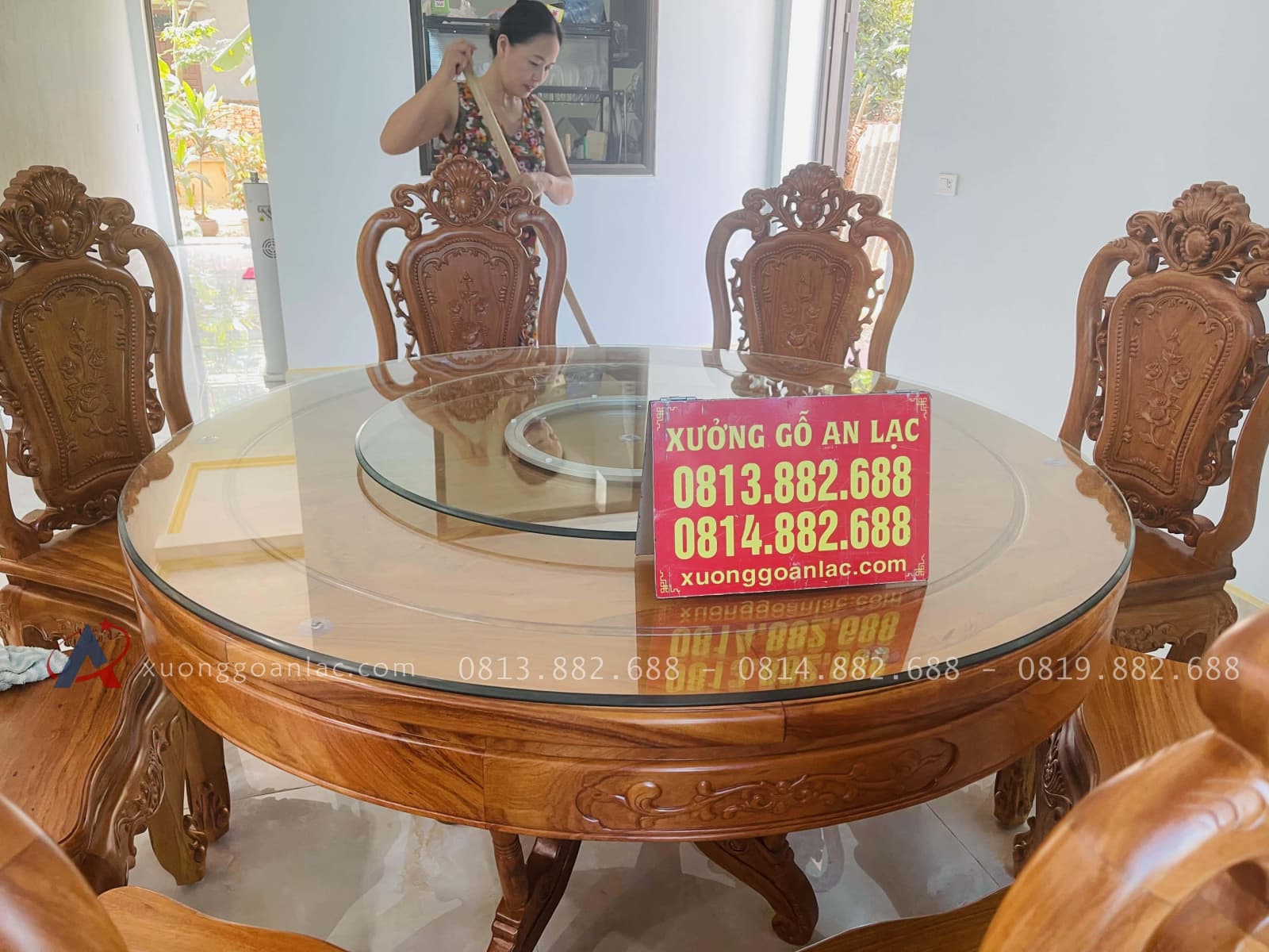 Bàn giao bộ bàn ăn tròn xoay 8 ghế hồng hạt gỗ gõ đỏ ( Anh Cần chị Hoa - Việt Trì, Phú Thọ) 15 yếm bàn chạm hoa lá tây tạo điểm nhấn