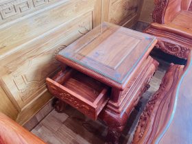 Bàn giao bộ bàn ghế hoàng gia 6 món chân 14 và kệ tivi gỗ hương đá (Anh Đoàn chị Vân - Hải Dương) 27 đôn góc có ngăn kéo nhỏ