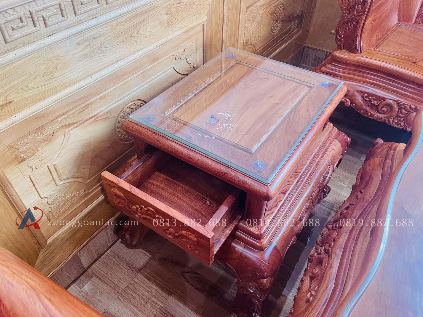 Bàn giao bộ bàn ghế hoàng gia 6 món chân 14 và kệ tivi gỗ hương đá (Anh Đoàn chị Vân - Hải Dương) 43 đôn góc có ngăn kéo nhỏ