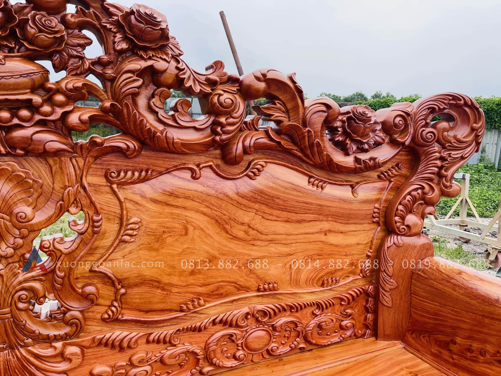 Combo bàn ghế hoàng gia 6 món và kệ tivi gỗ hương đá (Anh Kiên, Vũng Tàu) 36 vách ghế chạm khung lá tây để trơn