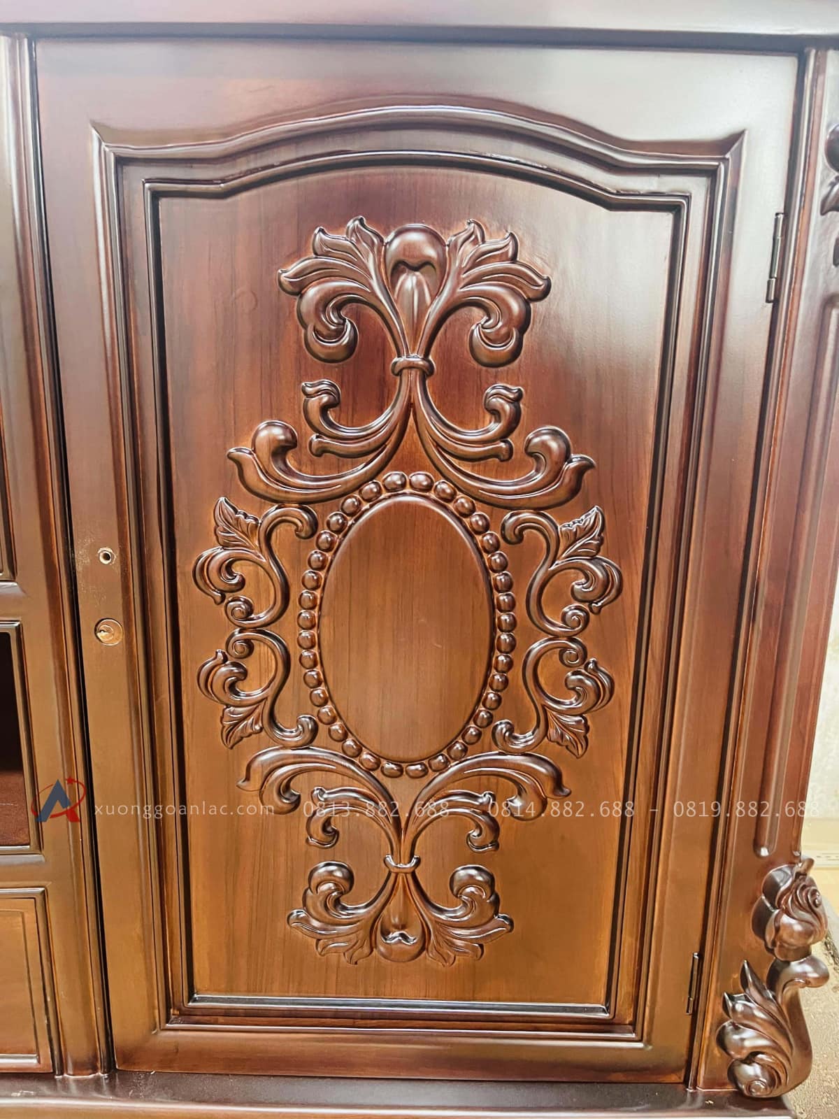 Mẫu kệ tivi AL 02 gỗ gõ đỏ (Chú Bình, Hà Nội) 22 các chi tiết đục tinh xảo