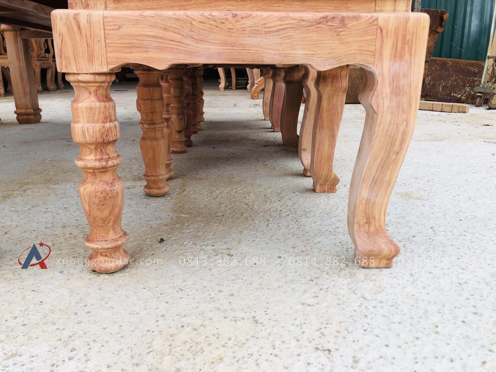 Bộ bàn ăn chữ nhật 8 ghế hiện đại gỗ hương đá (Chị Khuê, Bắc Ninh) 42 Hệ chân ghế thiết kế lạ mắt