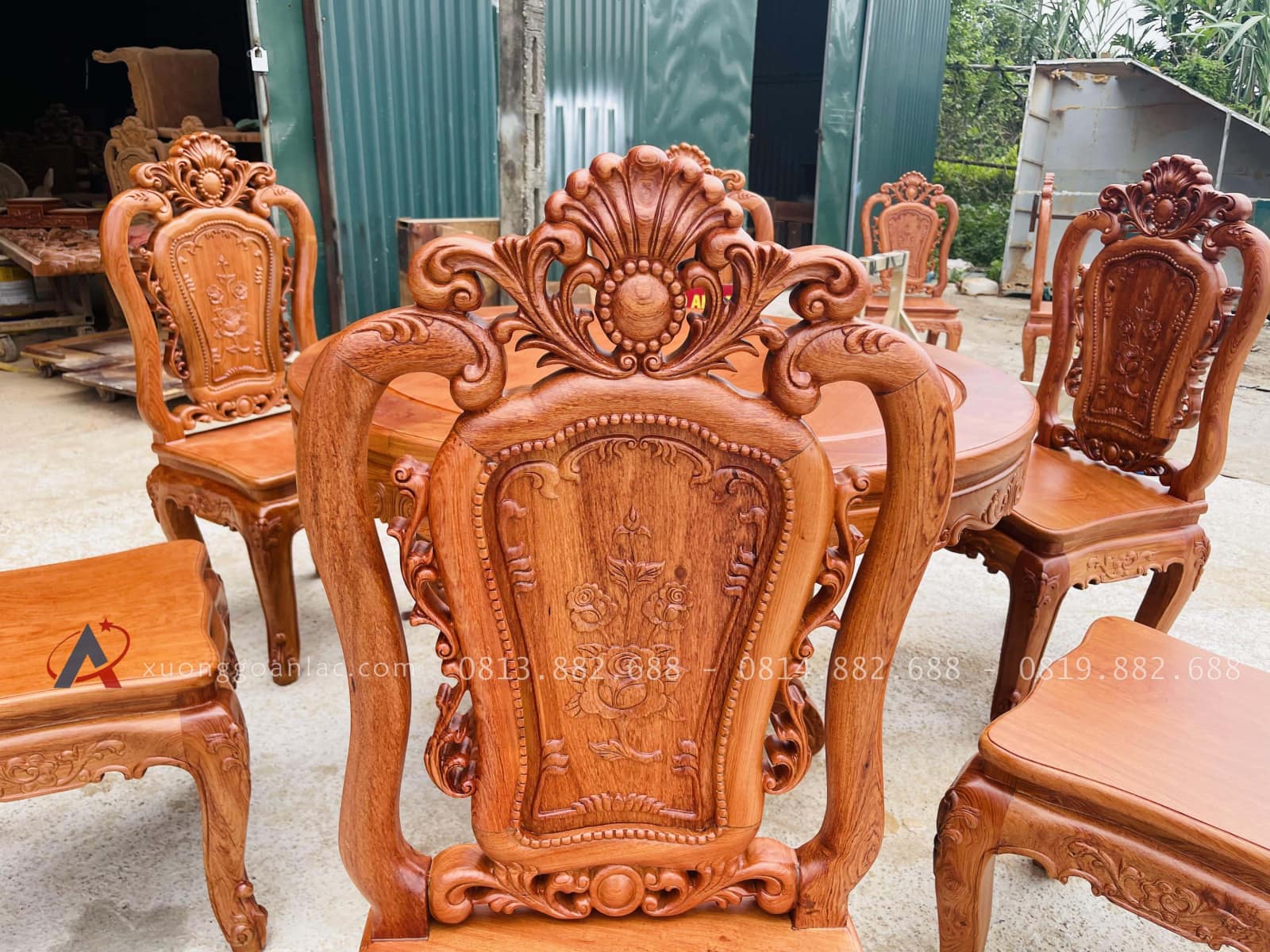 Bộ bàn ăn tròn 6 ghế hồng hạt gỗ hương đá cao cấp (Anh Thắng, Phú Thọ) 29 vách ghế cao không tay chạm họa tiết hoa lá