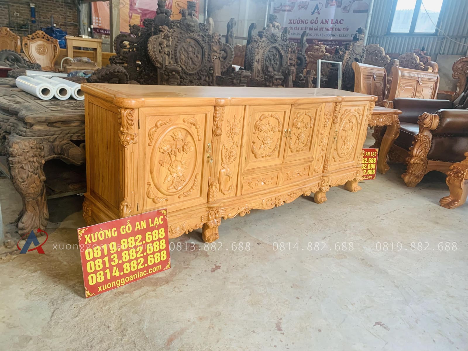 Mẫu kệ tivi hoa hồng gỗ gõ đỏ (Anh Chiến, Hà Nam) 15 mẫu kệ tivi gỗ gõ đỏ phong cách hoàng gia