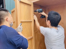 Mẫu tủ quần áo gỗ gõ đỏ hiện đại 21 xưởng tiến hành lắp ráp thử