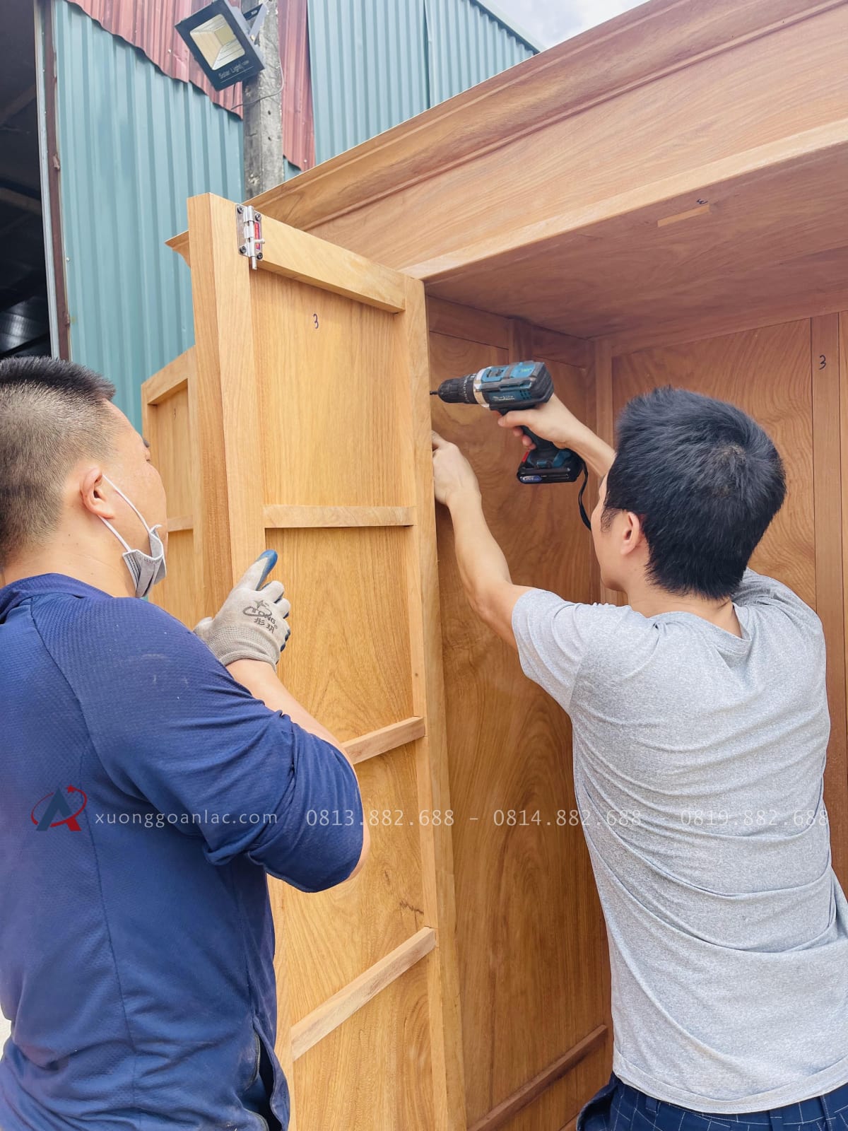 Mẫu tủ quần áo gỗ gõ đỏ hiện đại 34 xưởng tiến hành lắp ráp thử