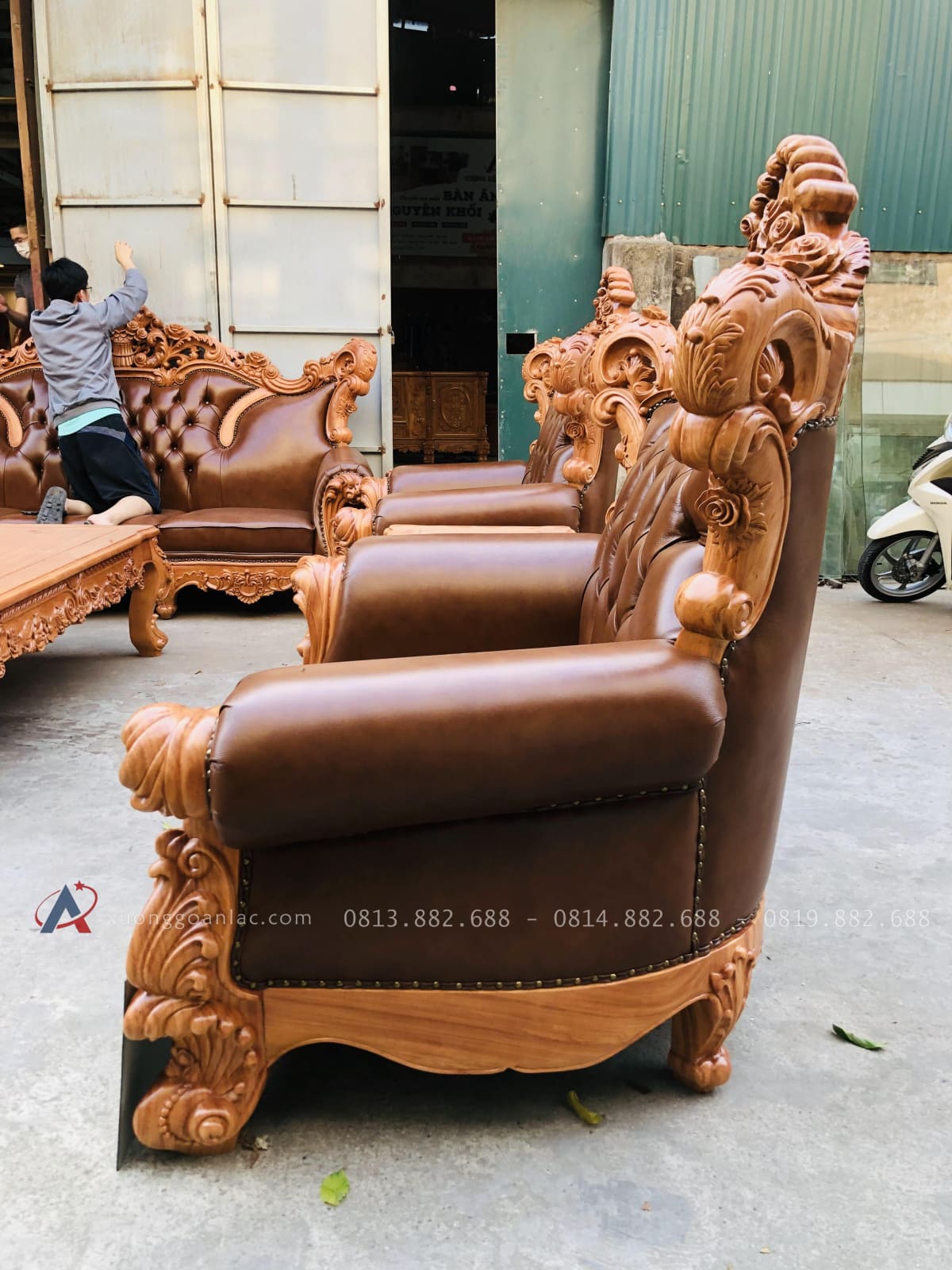 Bàn giao bộ bàn ghế hoàng gia bọc đệm gỗ gõ đỏ 10 món cho Anh Nghiêm- Bắc Ninh 44 vai ghế ôm cong kết hợp bệ tỳ tay bọc da
