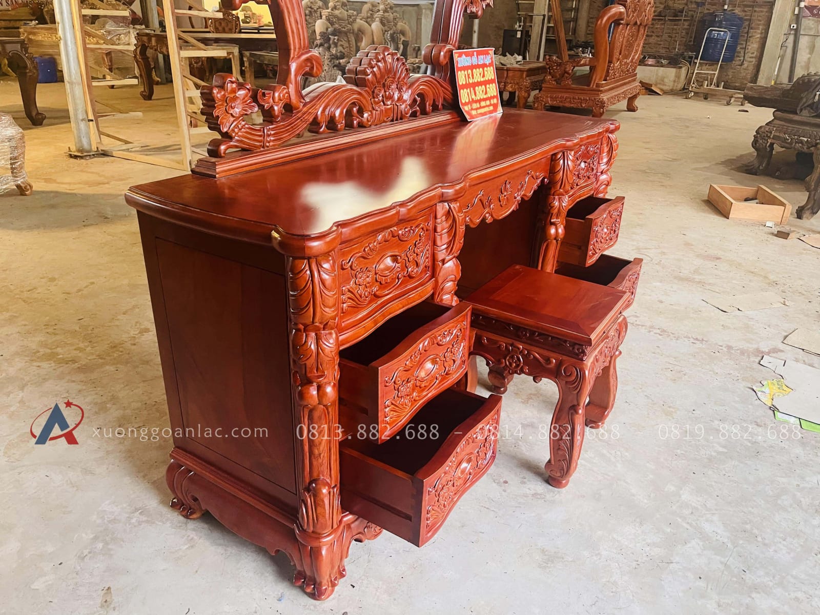 Siêu phẩm bàn phấn hoàng gia (Chị Giang, Hà Nội) 29 chân 10p đục lá tây