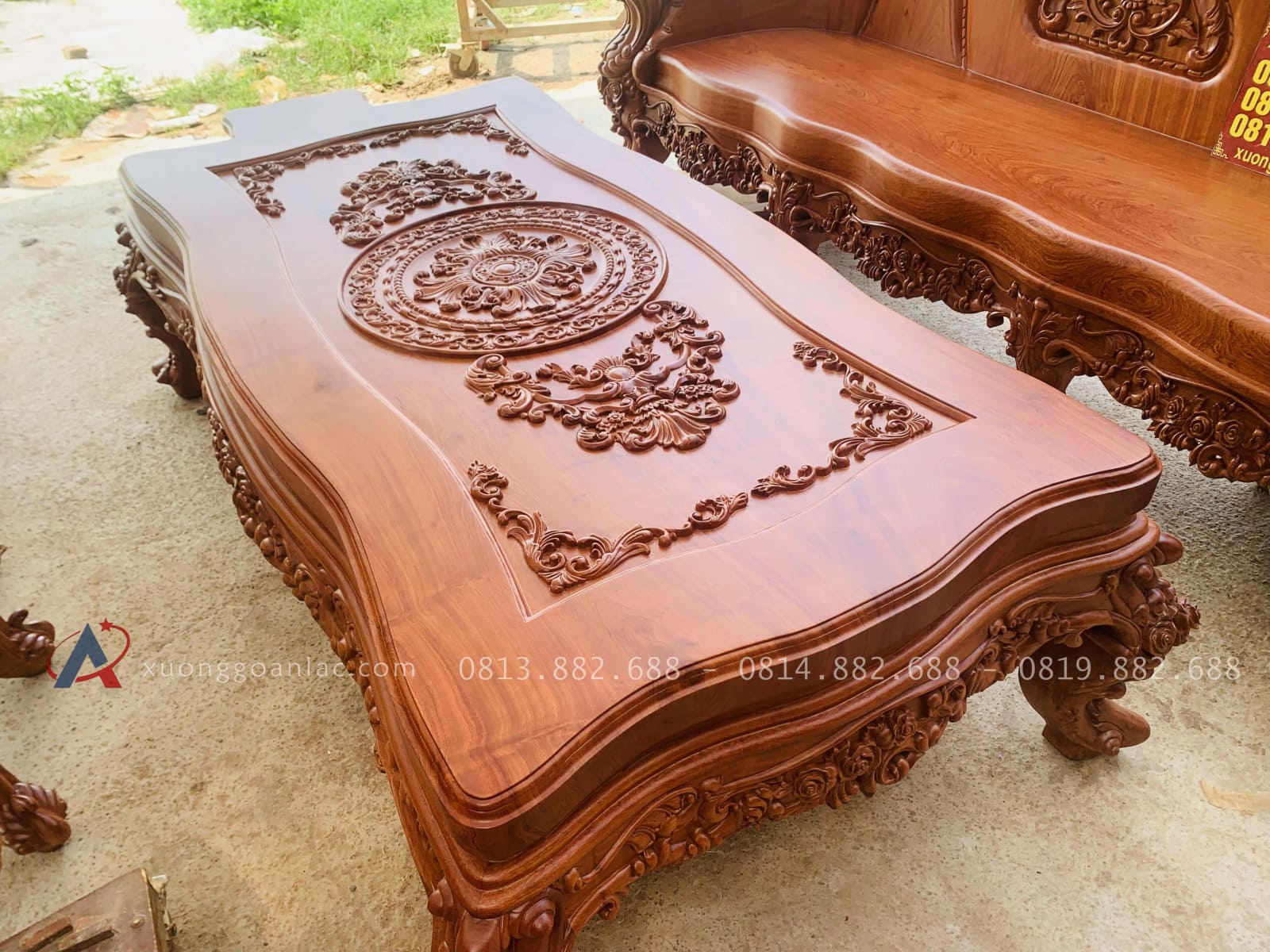 Bộ bàn ghế hoàng gia nguyên khối 6 món gỗ hương đá siêu vip (Anh Đông - Sóc Sơn ) 49 mặt bàn nguyên khối đục hoa lá tây