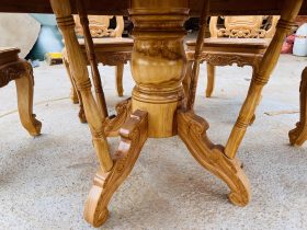 Bộ bàn ăn tròn 6 ghế hồng hạt gỗ gõ đỏ cao cấp (Chị Hằng, Phú Thọ) 13 hệ chân trụ của mẫu bàn ăn gỗ hương đá