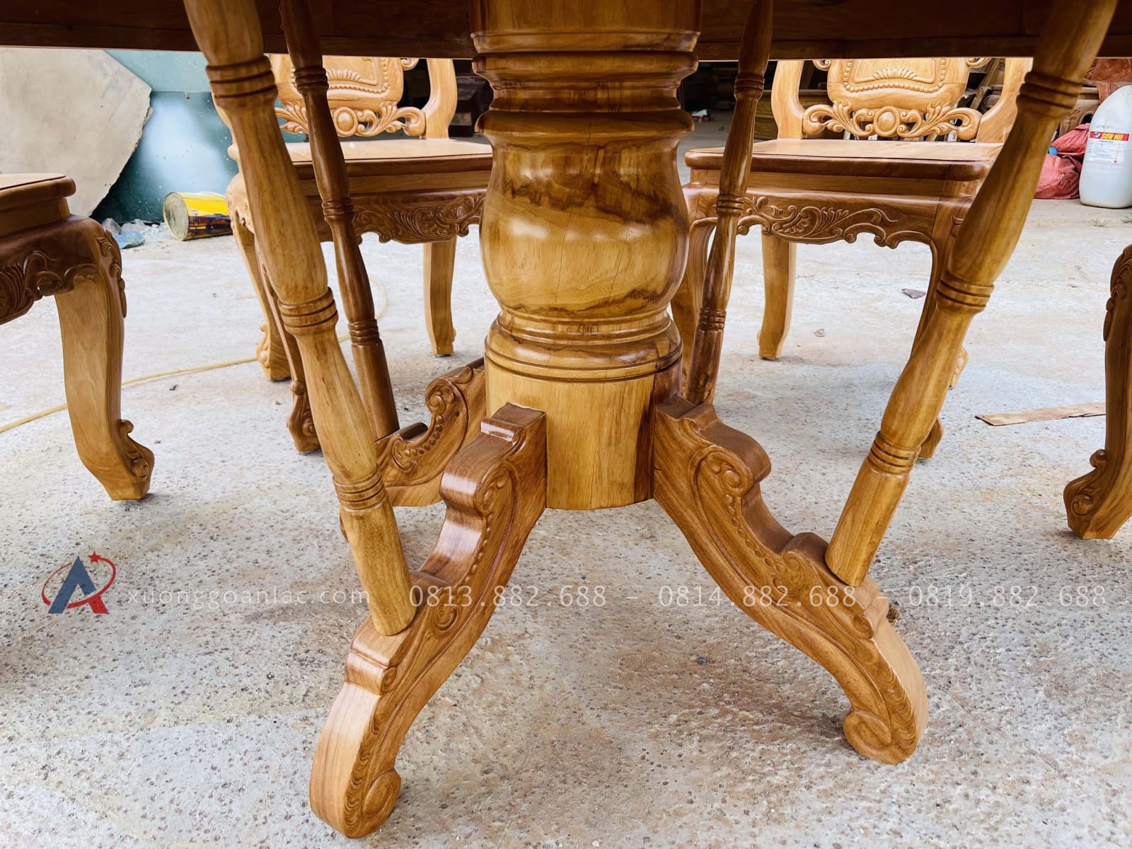 Bộ bàn ăn tròn 6 ghế hồng hạt gỗ gõ đỏ cao cấp (Chị Hằng, Phú Thọ) 22 hệ chân trụ của mẫu bàn ăn gỗ hương đá