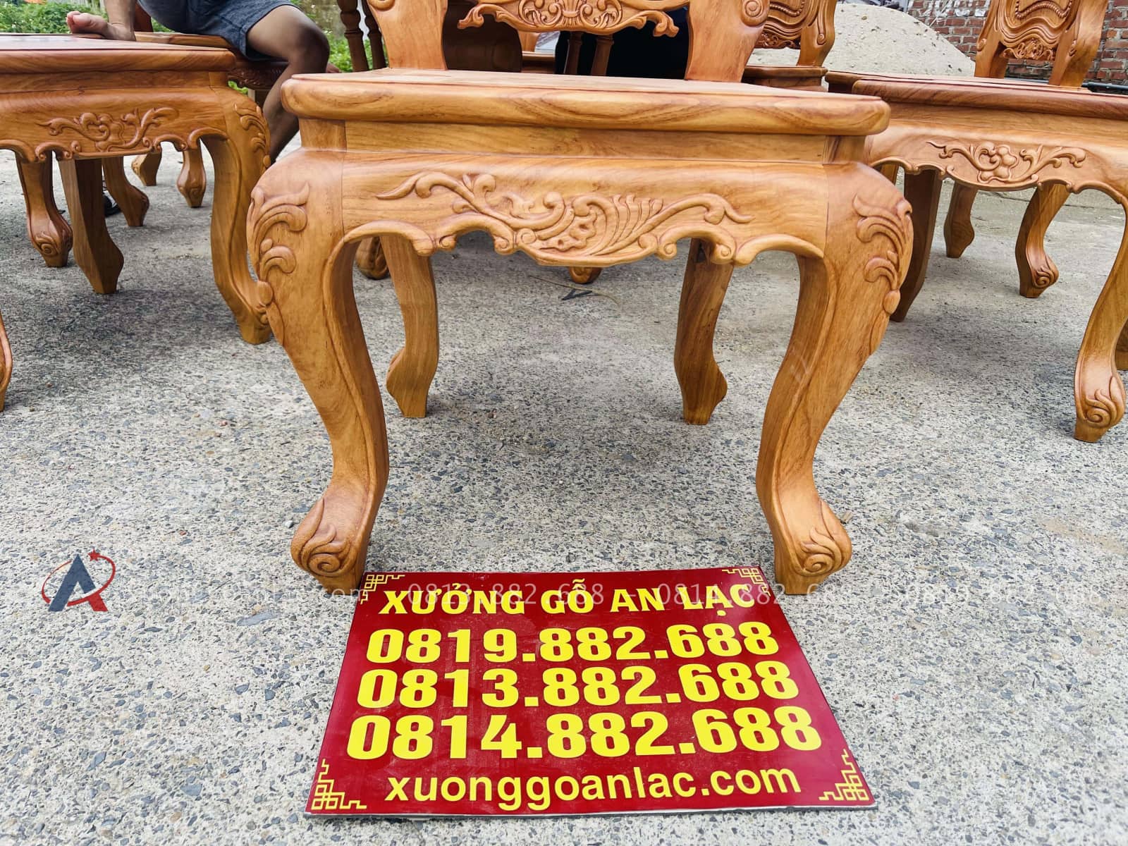 Bộ bàn ăn tròn 8 ghế louis gỗ gõ đỏ hàng vip (Chú Tuệ, Cao Bằng) 32 hệ chân yếm ghế đục lá tây
