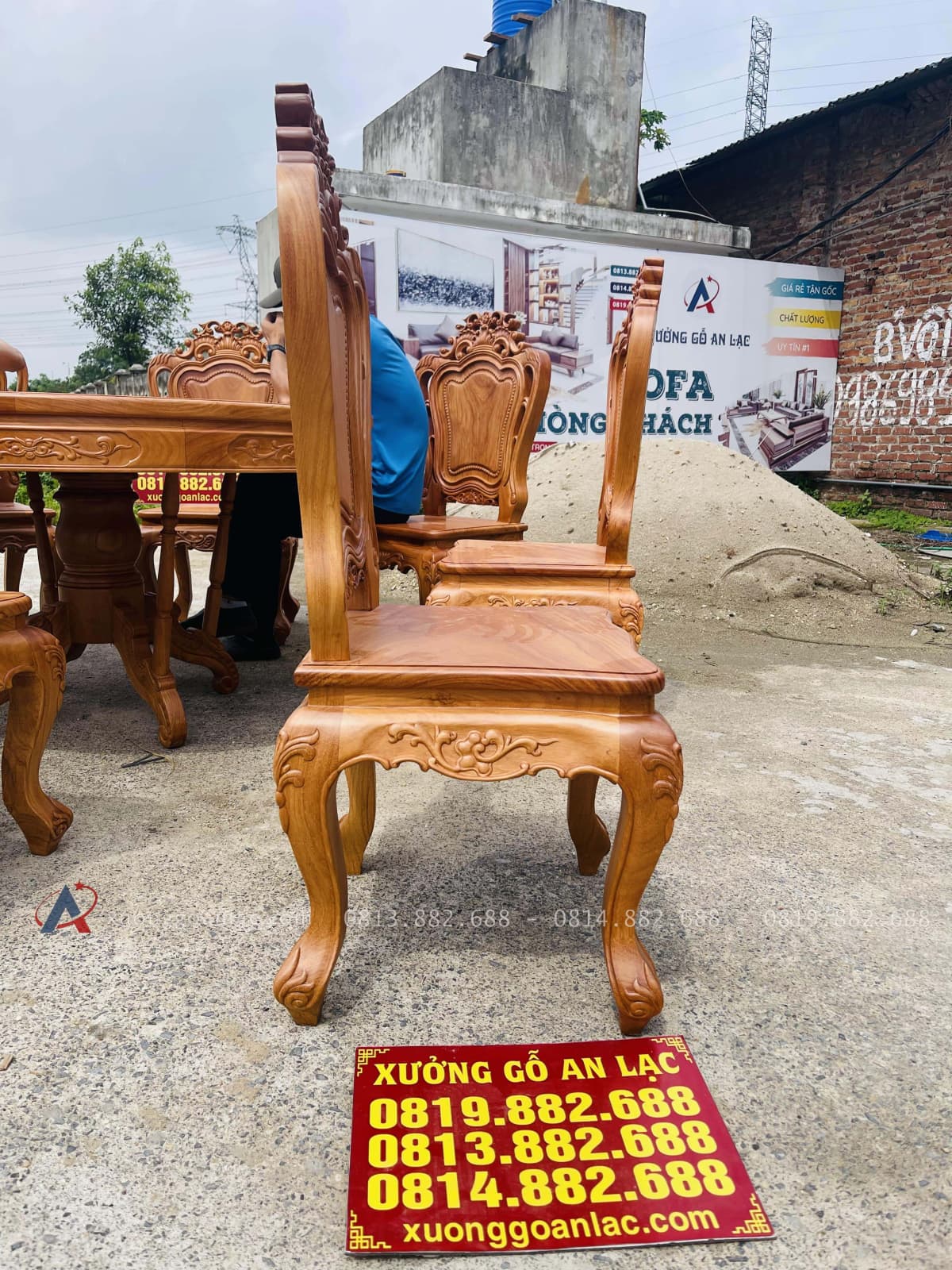 Bộ bàn ăn tròn 8 ghế louis gỗ gõ đỏ hàng vip (Chú Tuệ, Cao Bằng) 33 góc nghiêng của mẫu ghế louis