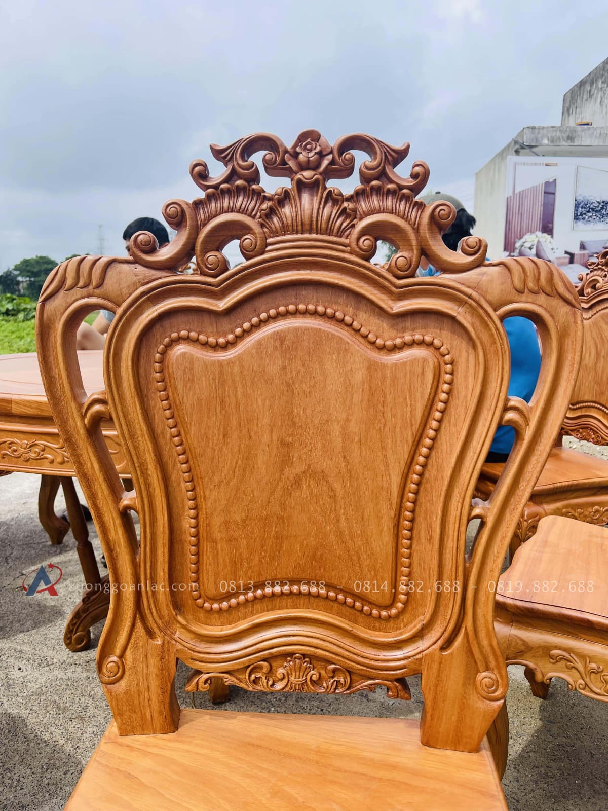 Bộ bàn ăn tròn 8 ghế louis gỗ gõ đỏ hàng vip (Chú Tuệ, Cao Bằng) 30 vách lưng thiết kế độc đáo