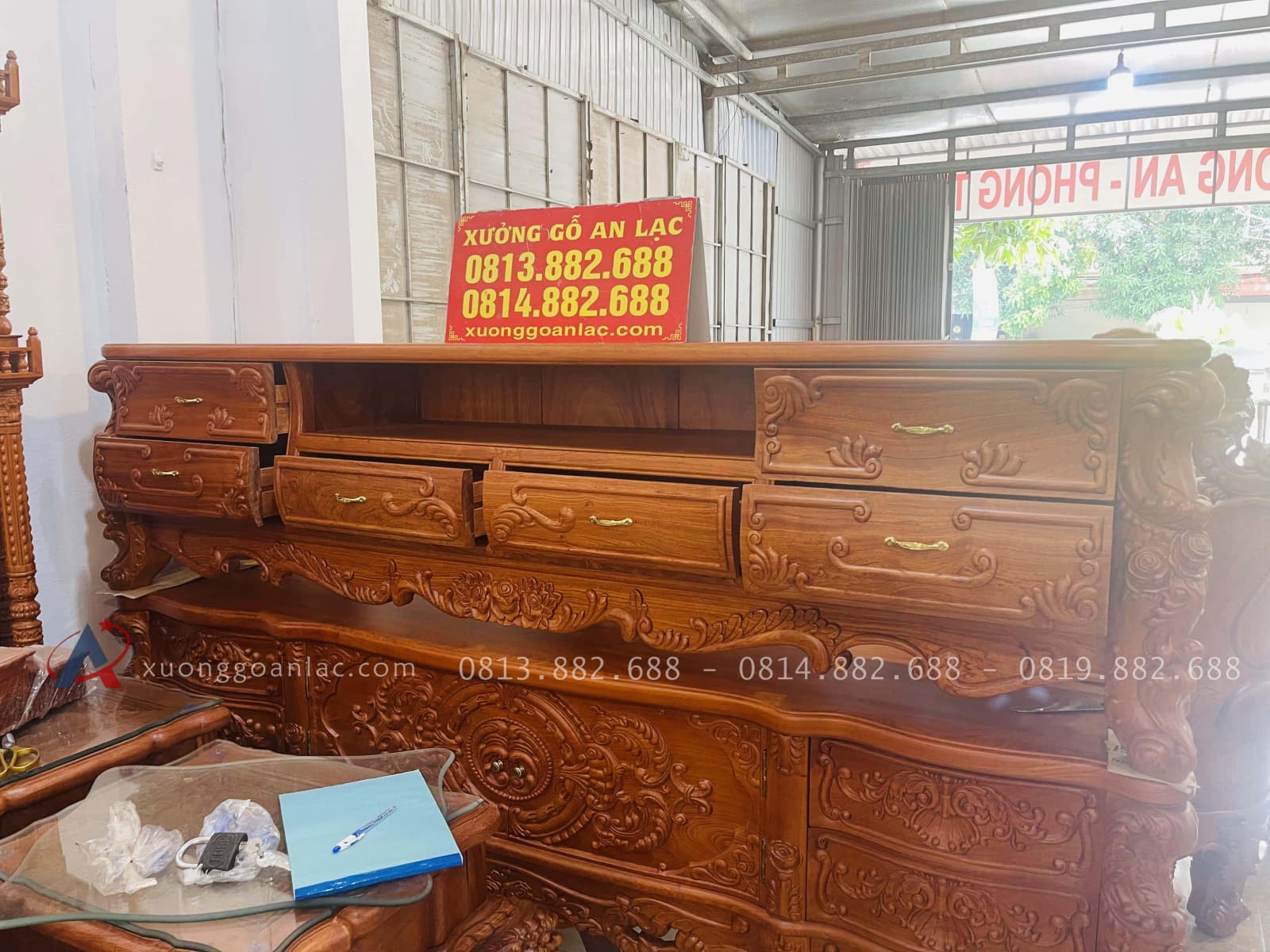 Kệ tivi hoàng gia phẳng 6 ngăn kéo gỗ hương đá cao cấp (Chú Bình, Nghệ An) 20 kệ tivi gỗ hương đá