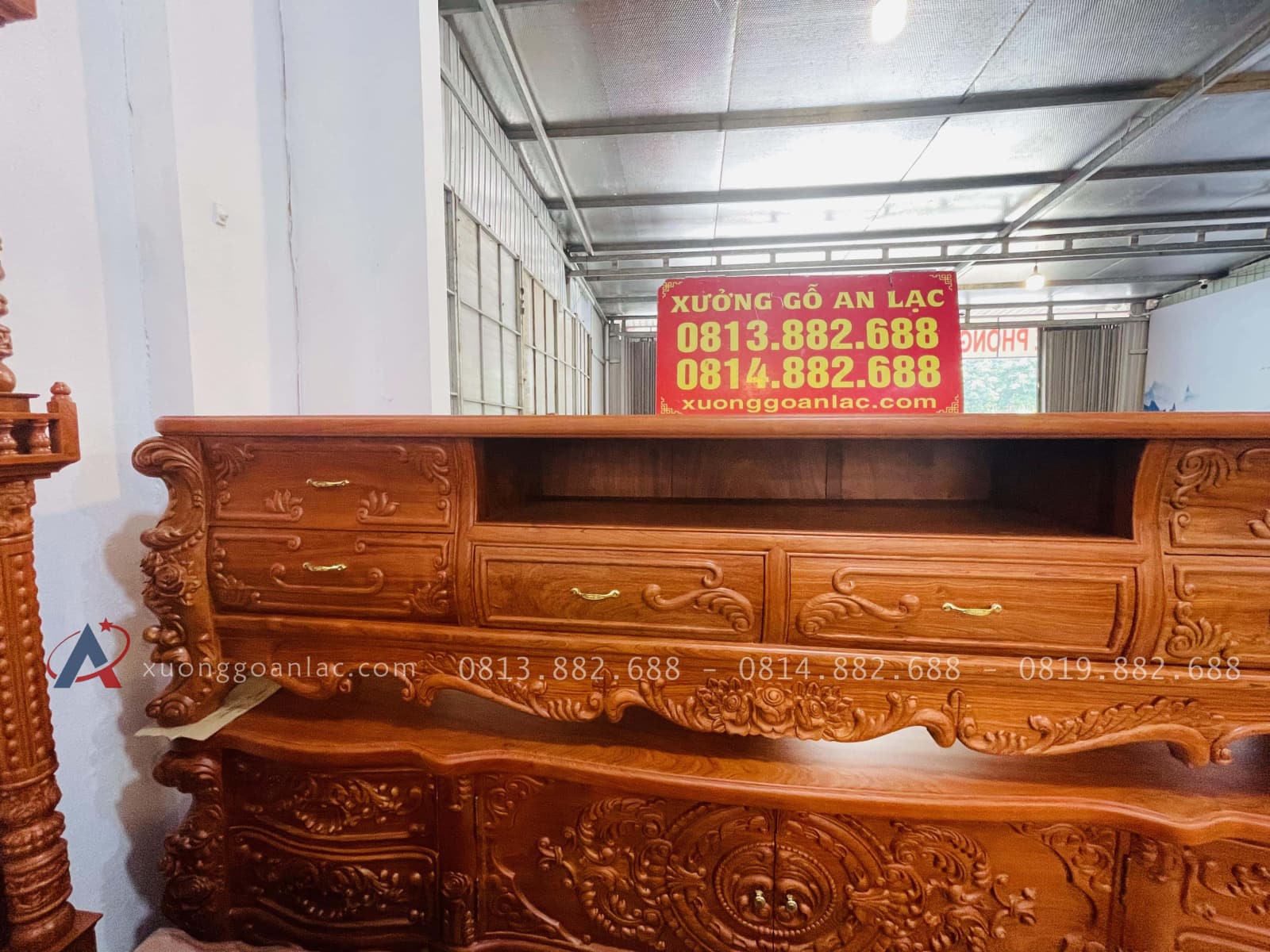 Kệ tivi hoàng gia phẳng 6 ngăn kéo gỗ hương đá cao cấp (Chú Bình, Nghệ An) 23 yếm kệ đục hoa hồng lá tây