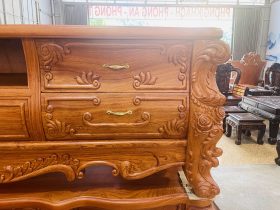 Kệ tivi hoàng gia phẳng 6 ngăn kéo gỗ hương đá cao cấp (Chú Bình, Nghệ An) 15 chân cột liền đục lá tây hoa hồng