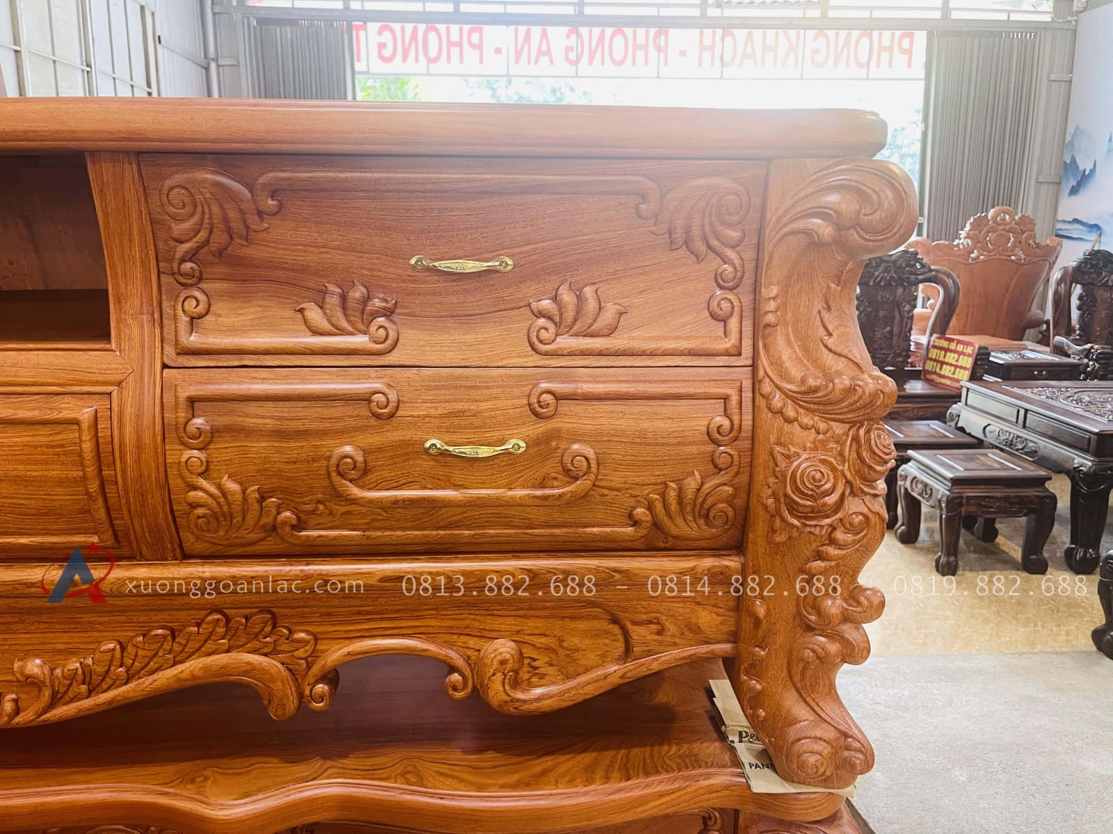 Kệ tivi hoàng gia phẳng 6 ngăn kéo gỗ hương đá cao cấp (Chú Bình, Nghệ An) 24 chân cột liền đục lá tây hoa hồng