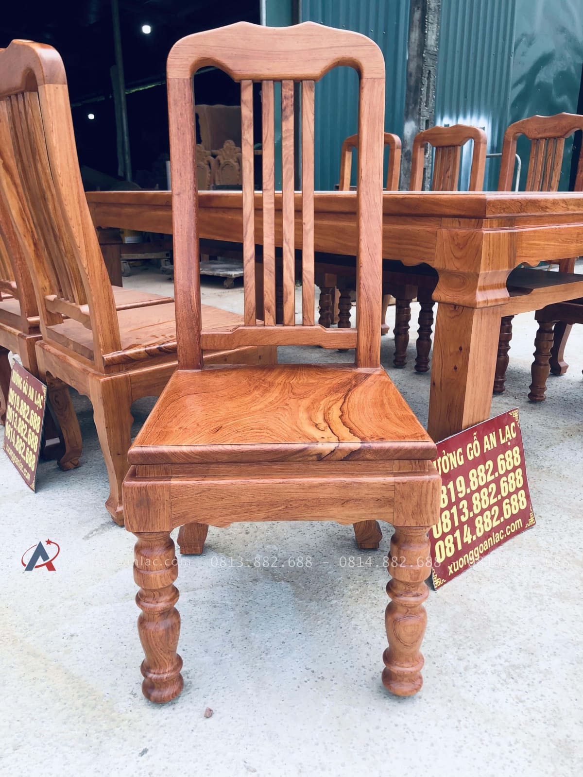 Bộ bàn ăn chữ nhật 8 ghế chữ lan gỗ hương đá (Anh Tùng Anh, Thái Nguyên) 31 Lưng ghế lan dọc kèm mặt ngồi ván tràn