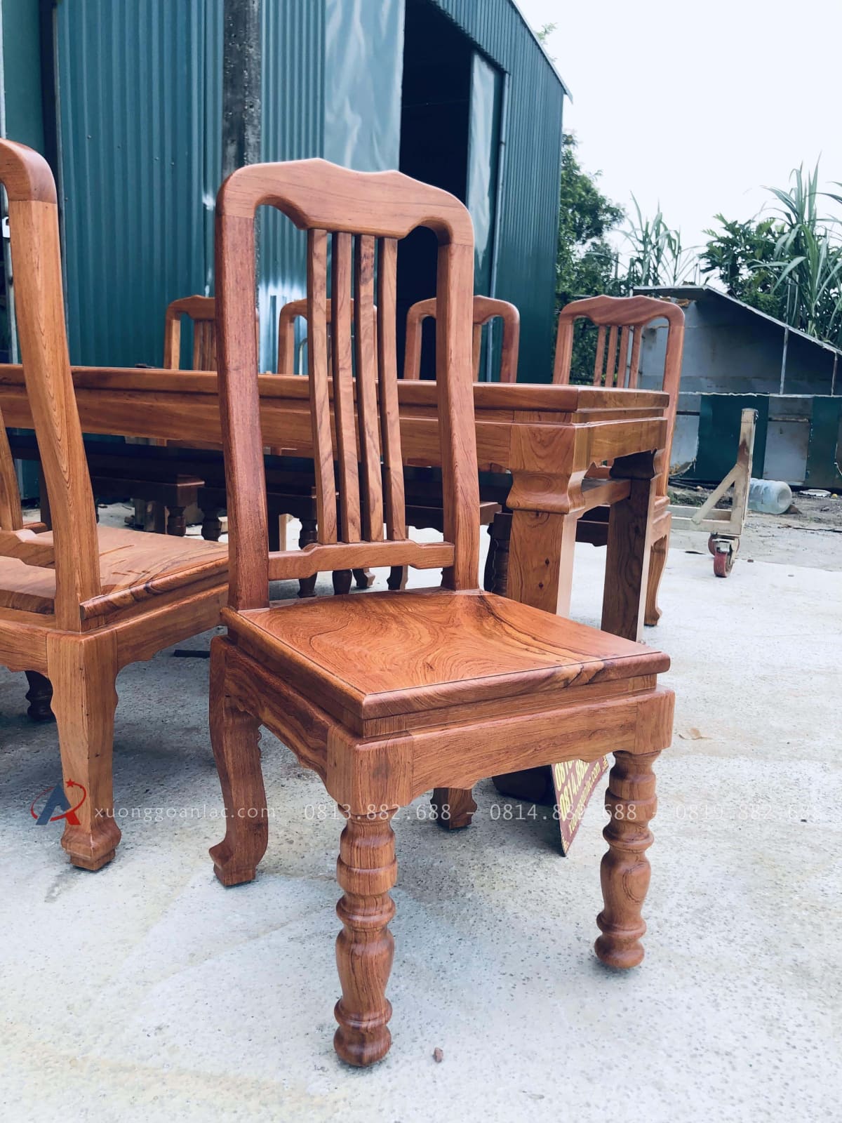 Bộ bàn ăn chữ nhật 8 ghế chữ lan gỗ hương đá (Anh Tùng Anh, Thái Nguyên) 32 hệ chân ghế thiết kế độc đáo