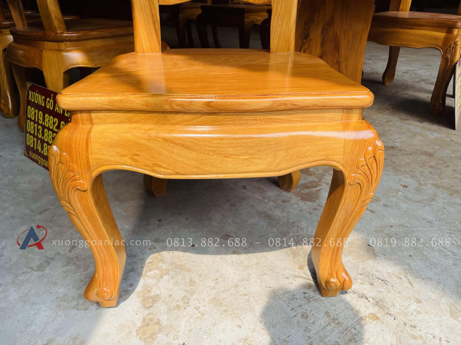 Bộ bàn ăn nguyên khối 8 ghế hoa cúc gỗ gõ đỏ hàng vip (Chú Thế, Bình Phước) 34 thiết kế chân quỳ cong yếm trơn