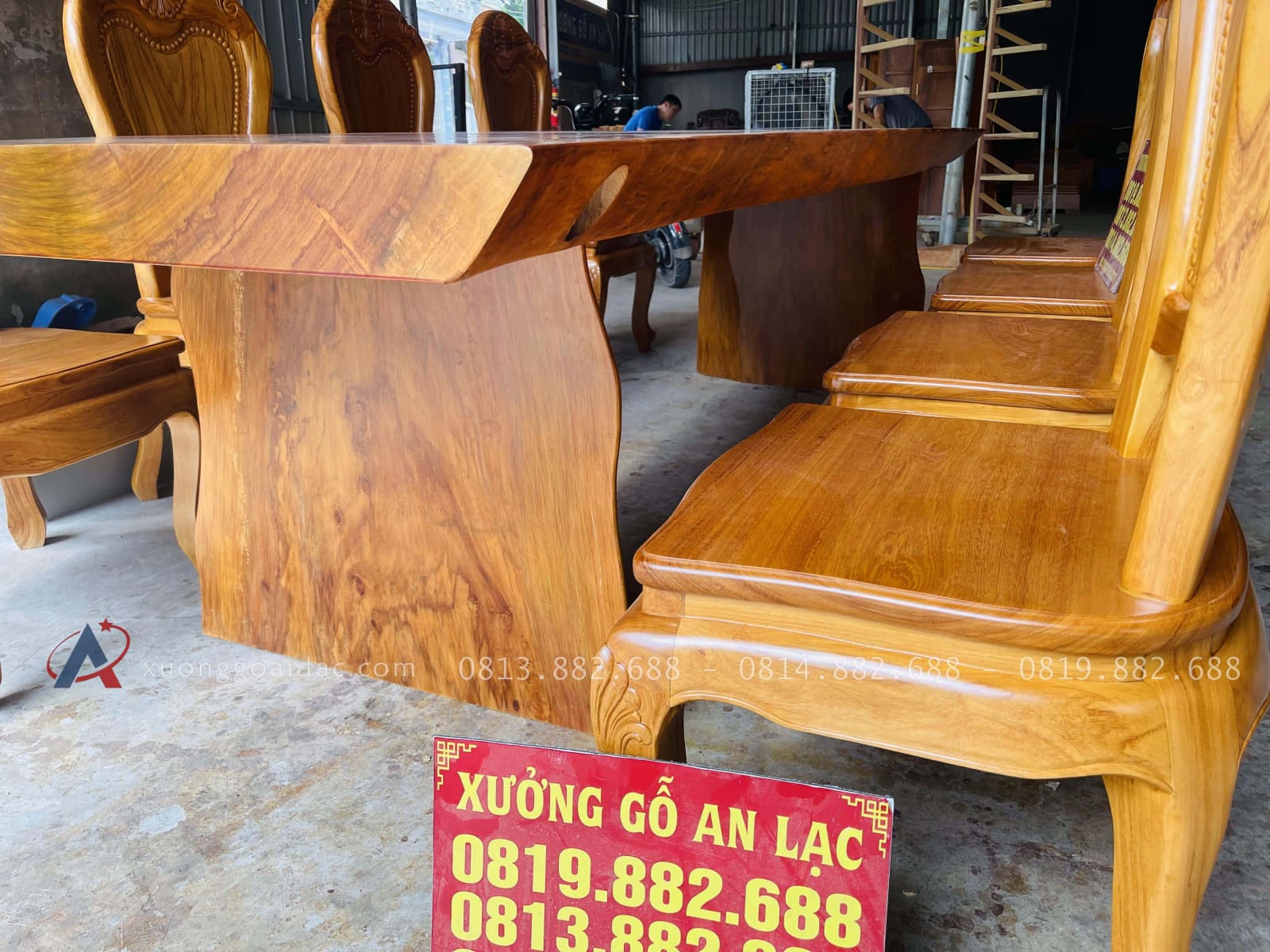 Bộ bàn ăn nguyên khối 8 ghế hoa cúc gỗ gõ đỏ hàng vip (Chú Thế, Bình Phước) 30 chân bàn nguyên khối