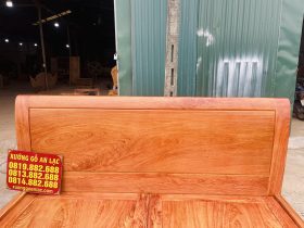 Giường 2m x 2m2 trơn hoàn thiện màu Hương sáng 10 đầu giường cao thiết kế phẳng đơn giản