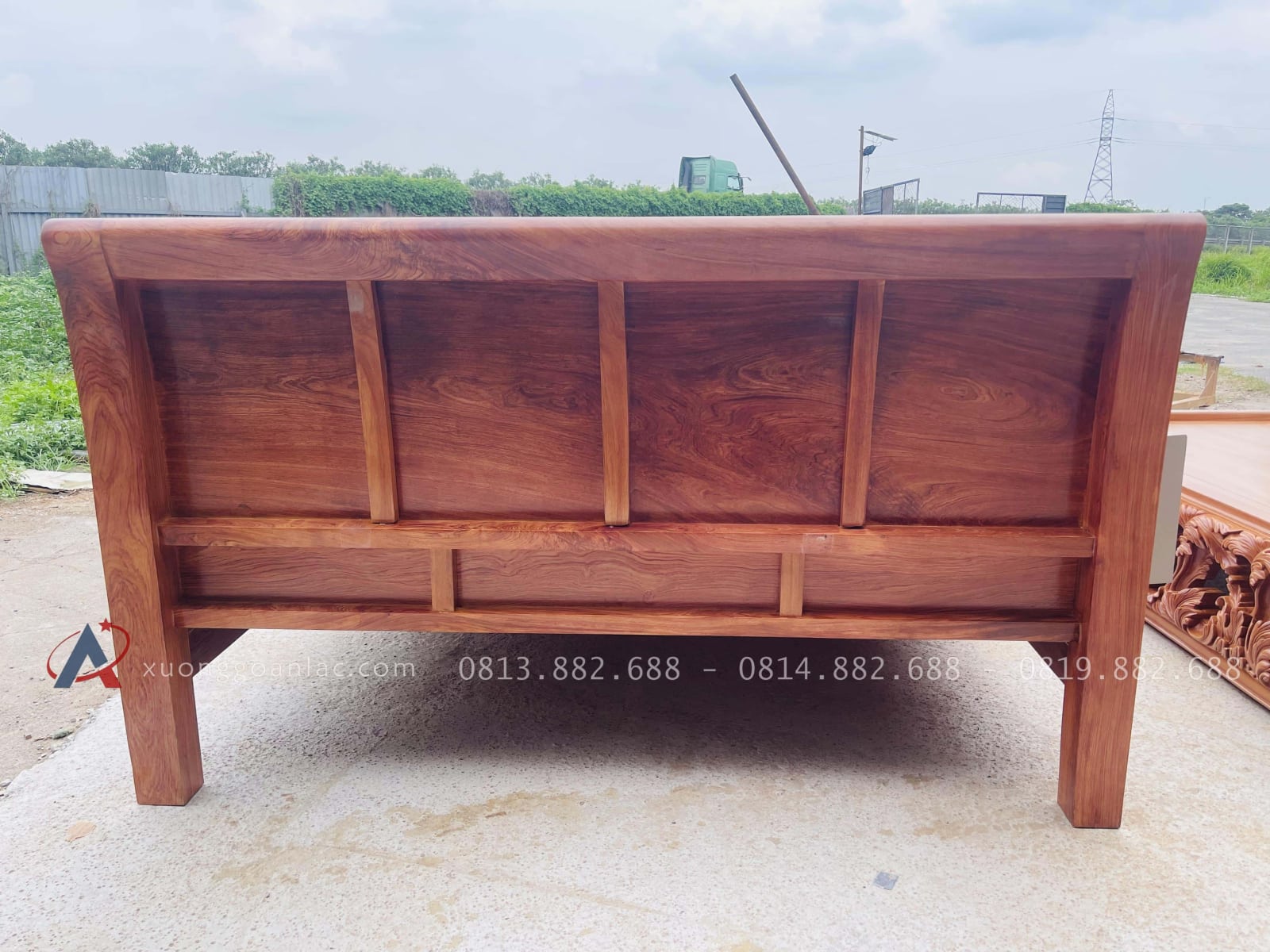 Giường 2m x 2m2 trơn hoàn thiện màu Hương sáng 18 chân giường vuông cột liền chắc chắn
