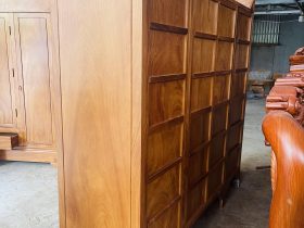 Mẫu tủ quần áo gỗ gõ đỏ hiện đại 16 hậu tủ khung tranh có thanh ngang chắc chắn