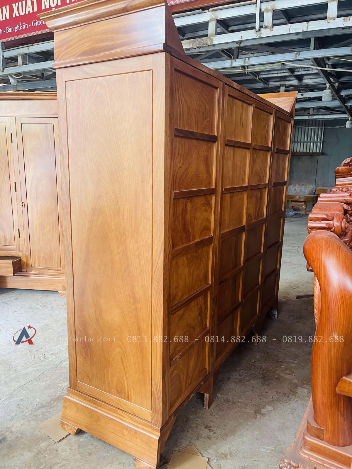 Mẫu tủ quần áo gỗ gõ đỏ hiện đại 27 hậu tủ khung tranh có thanh ngang chắc chắn