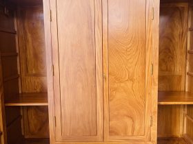 Mẫu tủ quần áo gỗ gõ đỏ hiện đại 18 mặt cánh khung tranh ván liền