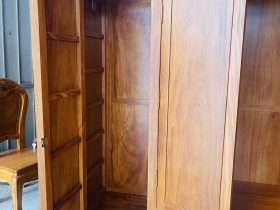 Mẫu tủ quần áo gỗ gõ đỏ hiện đại 19 Ngăn tủ cao rộng rãi