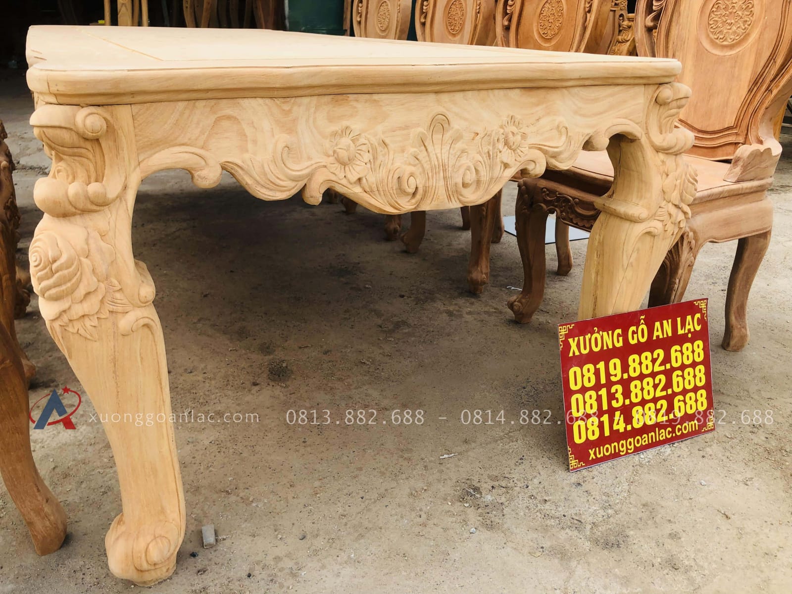 Bộ bàn ăn hoàng gia 8 ghế louis có tay gỗ gõ đỏ cao cấp (Chị Linh, Điện Biên) 22 hệ chân yếm đục hoa lá tây