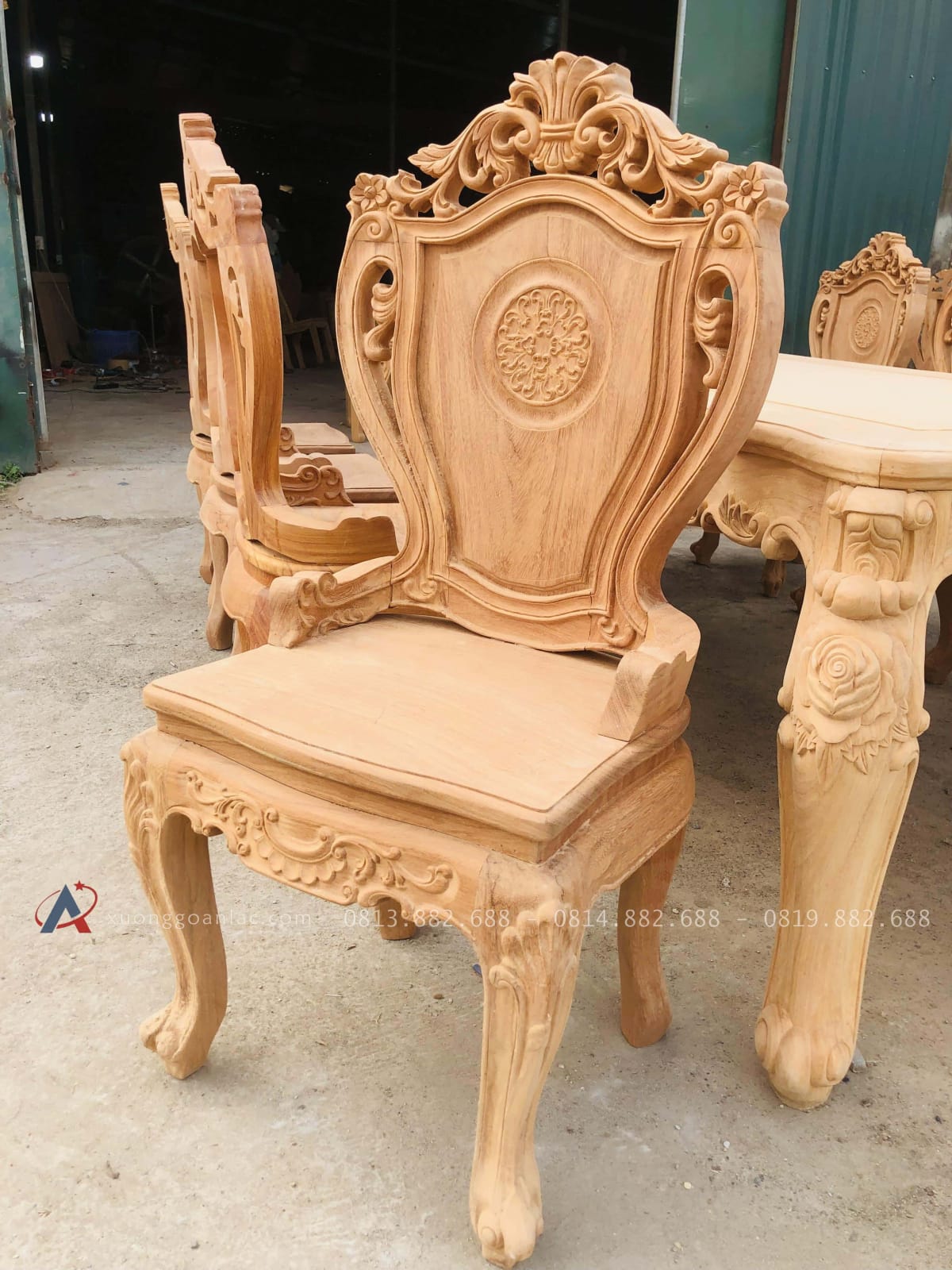 Bộ bàn ăn hoàng gia 8 ghế louis có tay gỗ gõ đỏ cao cấp (Chị Linh, Điện Biên) 24 mẫu ghế louis hoàng gia có tay