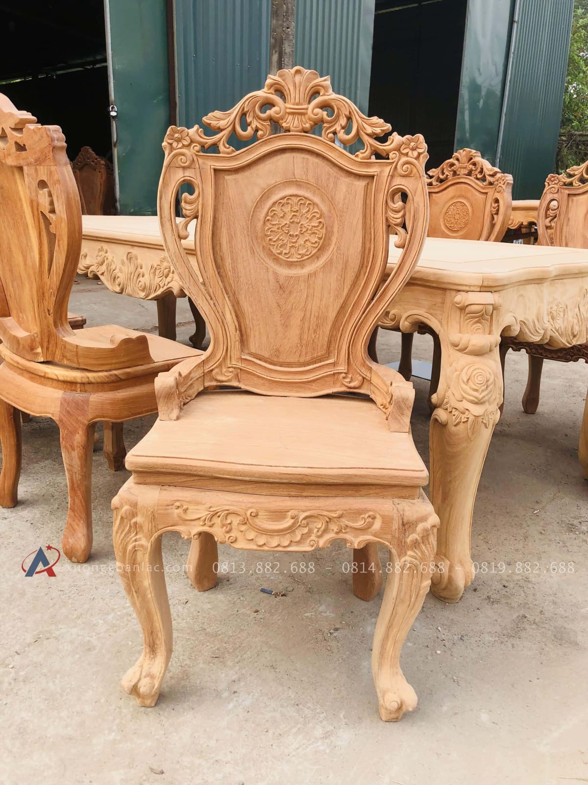 Bộ bàn ăn hoàng gia 8 ghế louis có tay gỗ gõ đỏ cao cấp (Chị Linh, Điện Biên) 26 ghế louis gỗ gõ đỏ