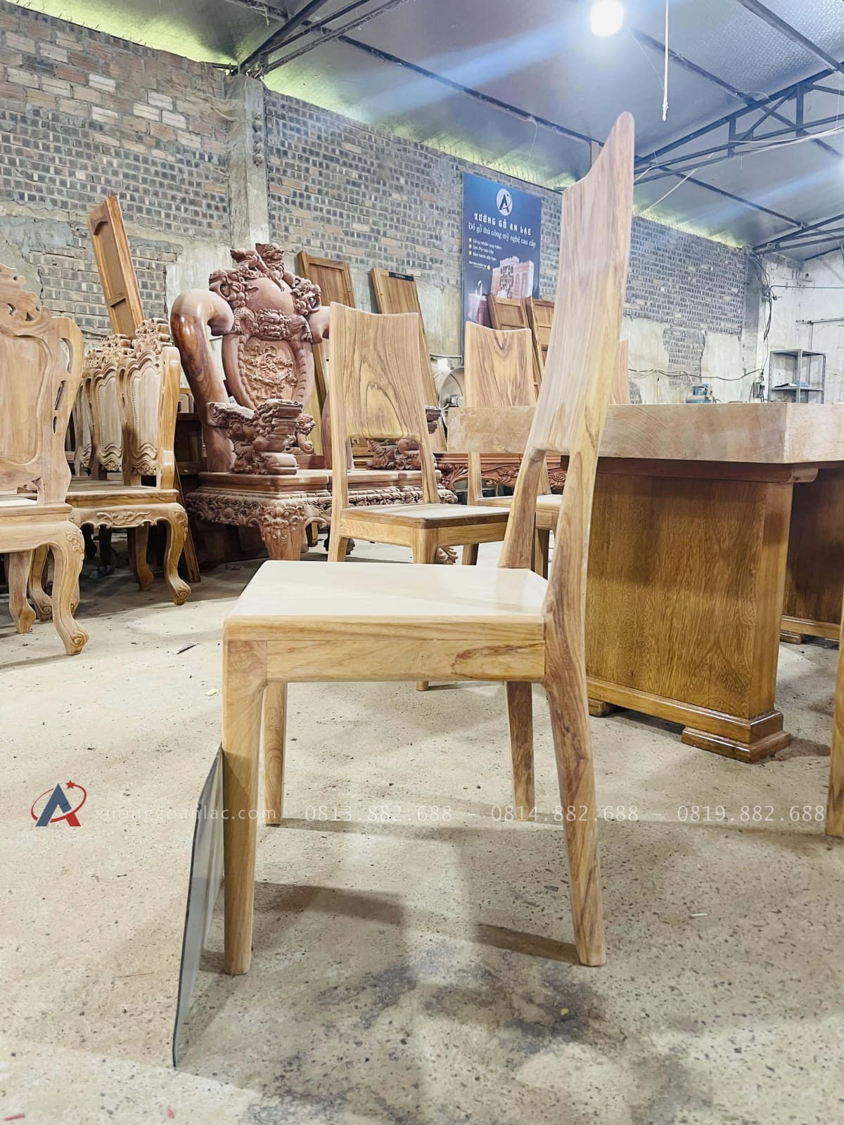 Bộ bàn ăn nguyên khối chữ nhật 8 ghế hiện đại gỗ gõ đỏ siêu vip (Anh Tùng, Thanh Hóa) 41 ghế ăn chân liền chắc chắn