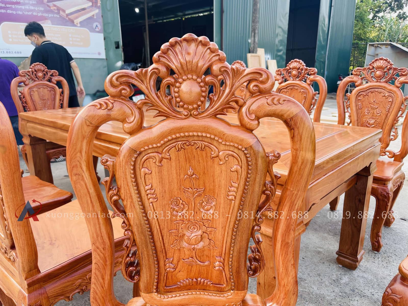 Siêu phẩm bàn ăn chữ nhật 10 ghế hồng hạt gỗ hương đá cao cấp (Chị Phượng, Hải Phòng) 32 chương ghế đục hoa lá tây nổi bật