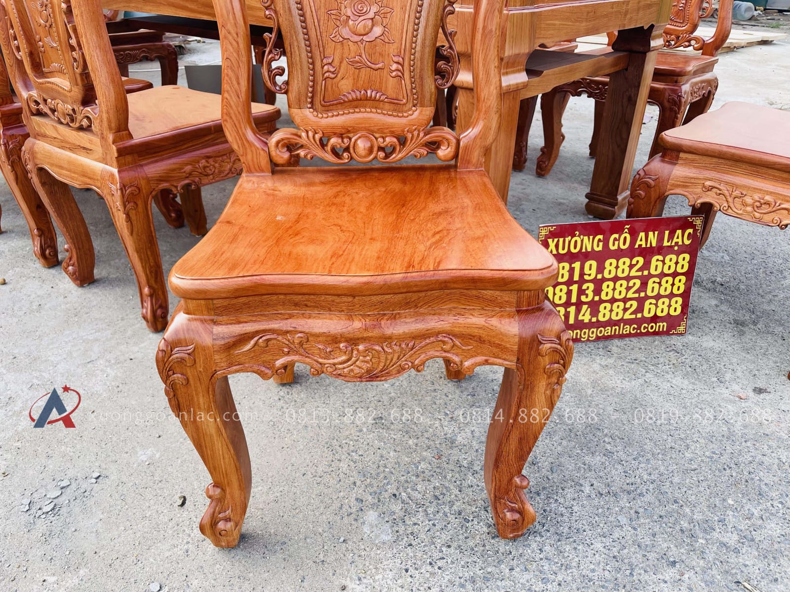 Siêu phẩm bàn ăn chữ nhật 10 ghế hồng hạt gỗ hương đá cao cấp (Chị Phượng, Hải Phòng) 34 hệ chân và yếm ghế đục hoa lá tây