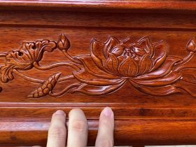 Án gian thờ mẫu như ý dạ thủng 1m97 gỗ gụ Lào chân 12 giao Điện Biên 14 cận cảnh hình ảnh hoa sen trên dạ hồi