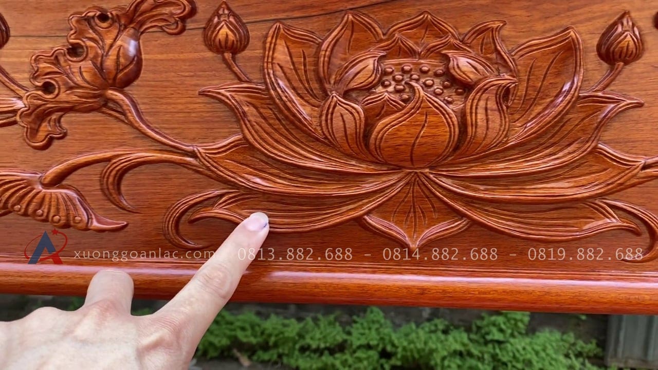 Bộ án gian thờ mẫu Triện Sen 2m17 (Thanh Hóa) 22 cận cảnh hình ảnh hoa sen đục tay tinh xảo